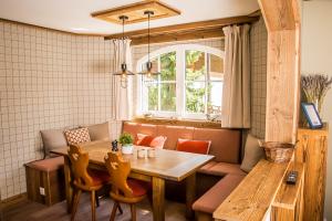 chalet_bull_amundsen_dining_table